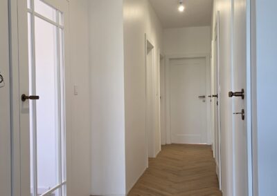 Białe drzwi wewnętrzne w korytarzu – realizacja DrzwiObornicka.pl Poznań