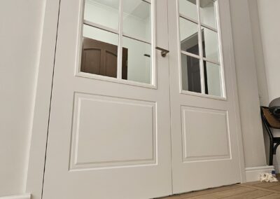 Szare drzwi wewnętrzne w klasycznej stylistyce – realizacja DrzwiObornicka.pl