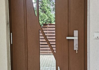 Brązowe drewniane drzwi zewnętrzne z przeszkleniem – realizacja DrzwiObornicka.pl