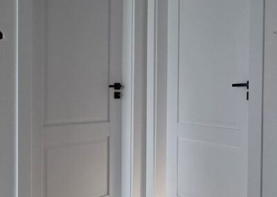 Białe drzwi wewnętrzne w realizacji DrzwiObornicka.pl w Poznaniu